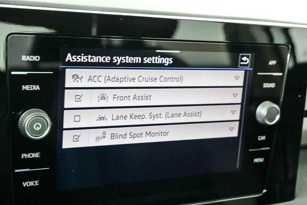 New 2026 Pure White w/Deep Black Roof Volkswagen SE Black image 15