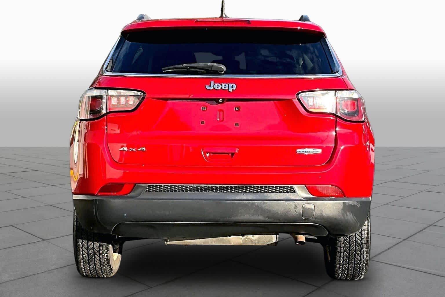 Used 2018 Redline Pearlcoat Jeep Latitude image 5