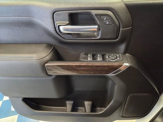 Used 2022 White GMC SLE image 29