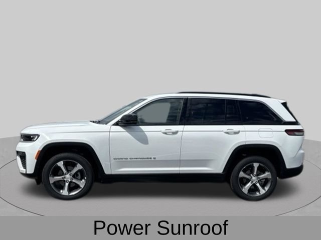 New 2026 Bright White Clear-Coat Exterior Paint Jeep Laredo image 3
