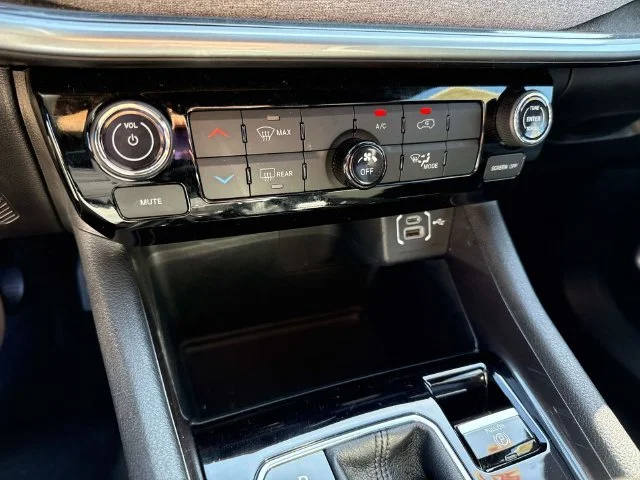 Used 2025 White Jeep Latitude image 42