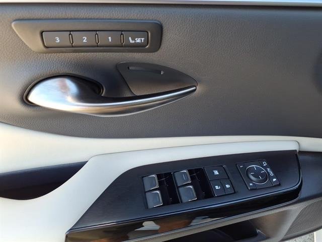 2025 Lexus ES Hybrid 300h - Photo 22