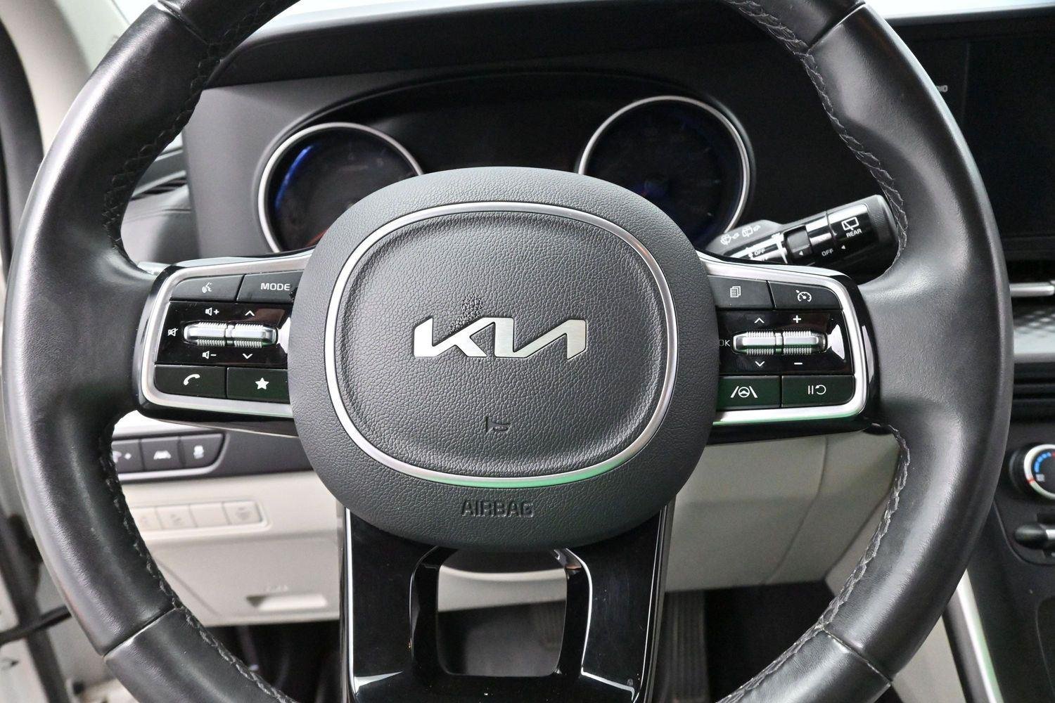 Used 2022 Snow White Pearl Kia LXS image 16