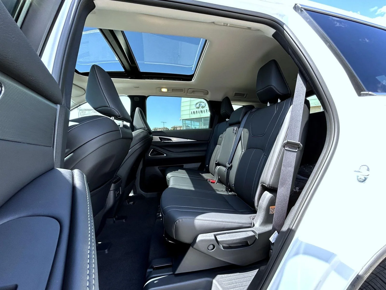 New 2027 White INFINITI LUXE image 21