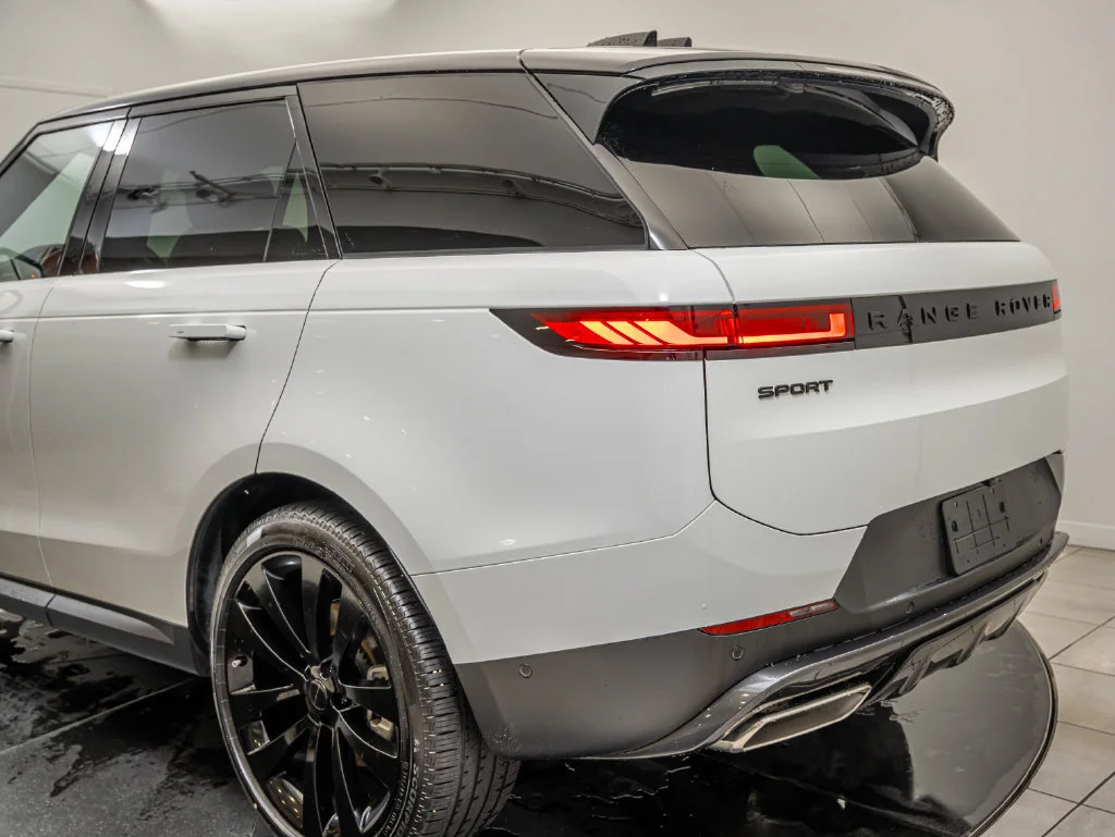 Used 2026 Fuji White Land Rover SE image 19