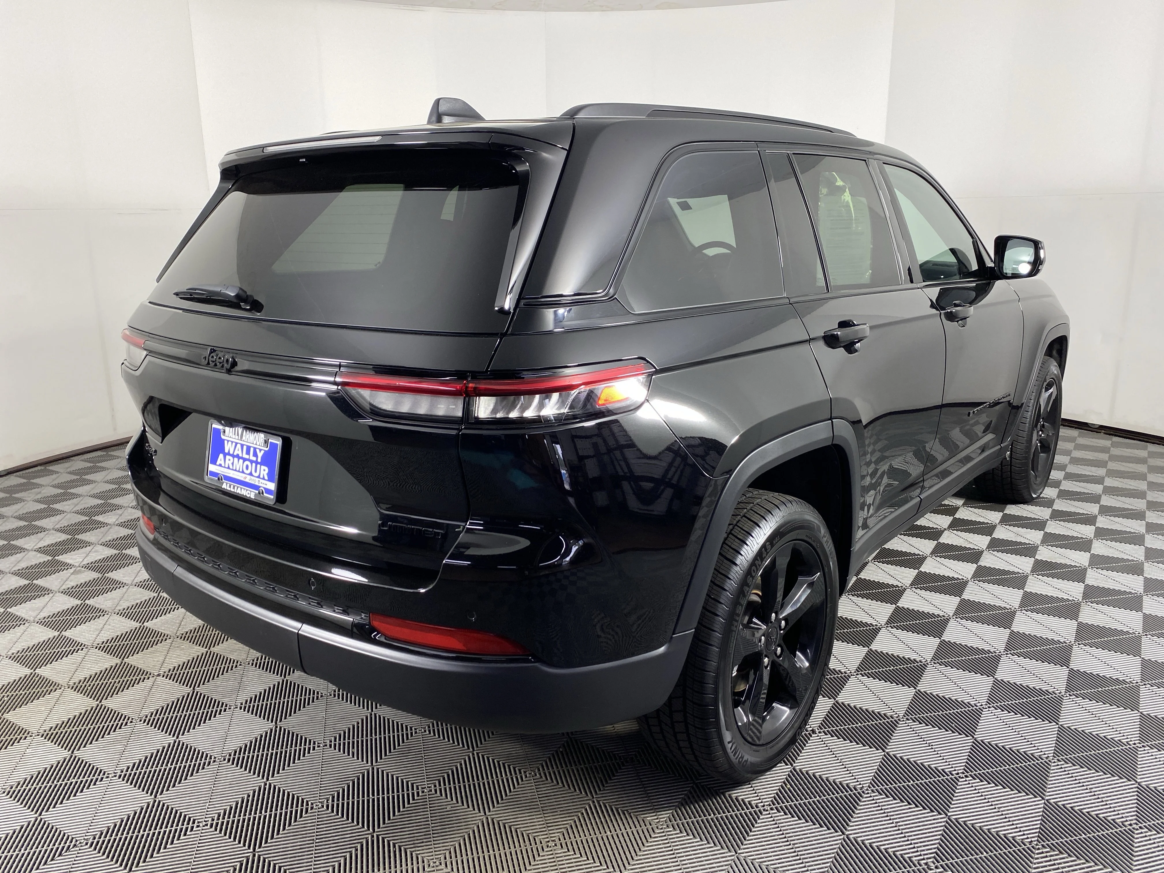 Used 2024 Diamond Black Crystal Pearlcoat Jeep Limited image 9