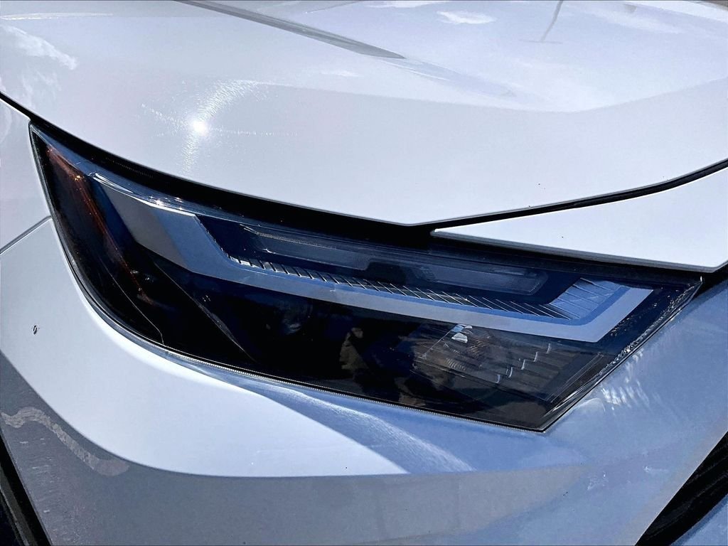 Used 2025 Ice Toyota LE image 33
