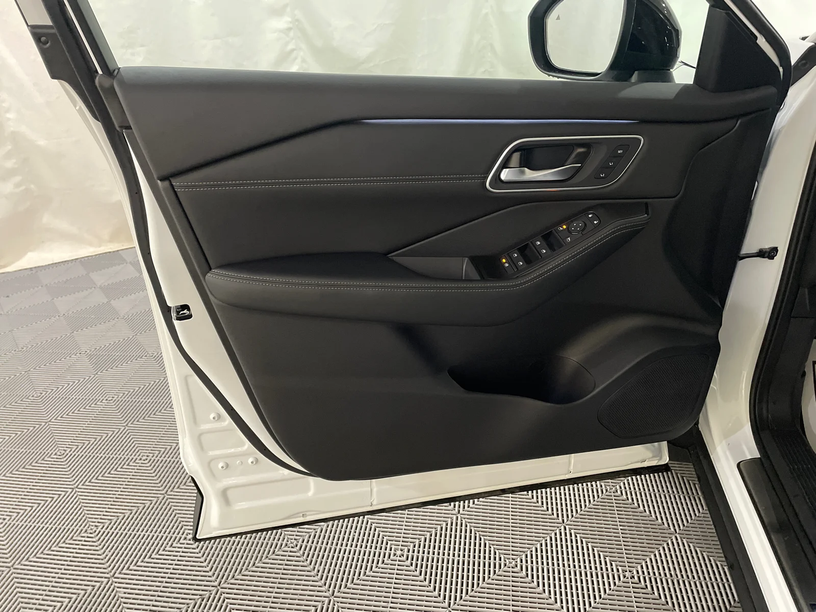 New 2026 Everest White Pearl/Super Black Nissan Platinum image 11
