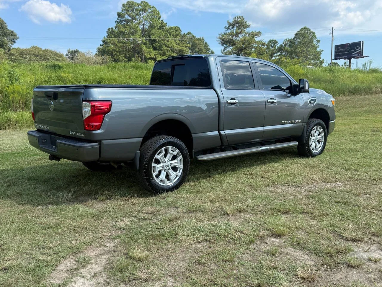 Used 2017 Gray Nissan SV 4x4 4dr Crew Cab image 5
