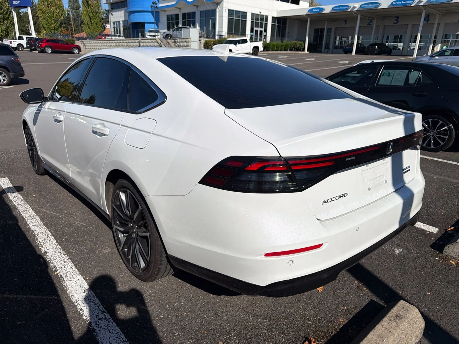 Used 2025 Platinum White Pearl Honda Touring image 6