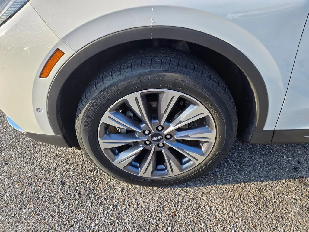 Used 2022 White Lincoln Reserve image 11