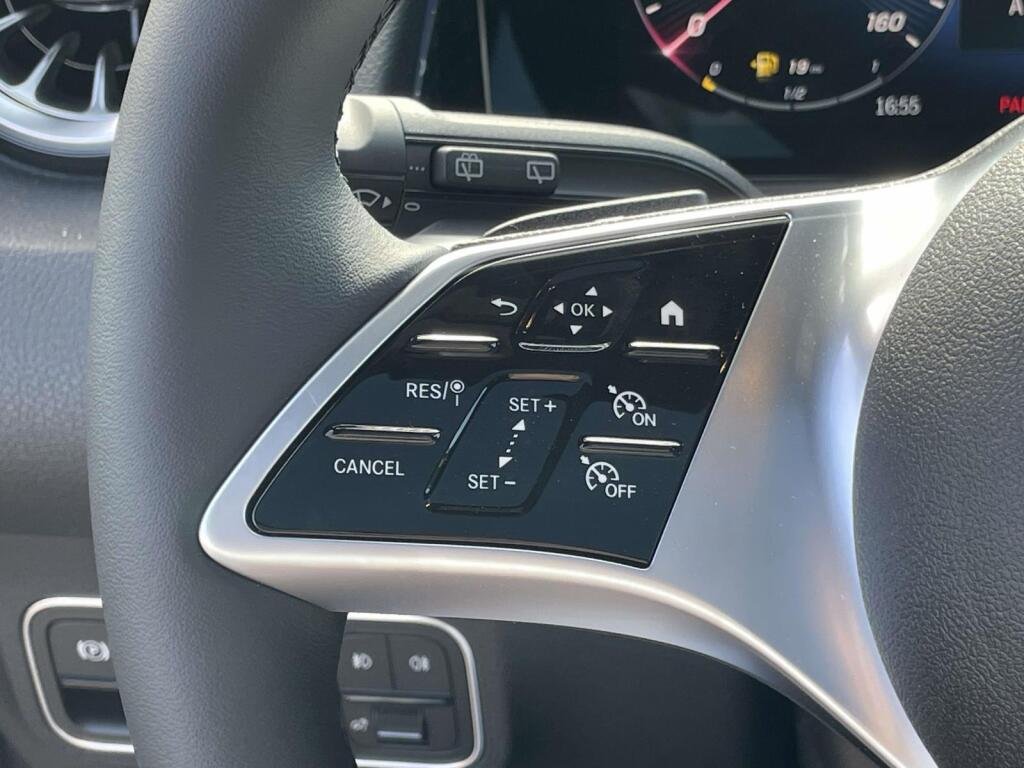 New 2026 Polar White Mercedes-Benz GLB 250 image 31