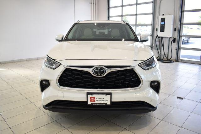 Certified Used 2020 BLIZZARD PEARL Toyota  image 3