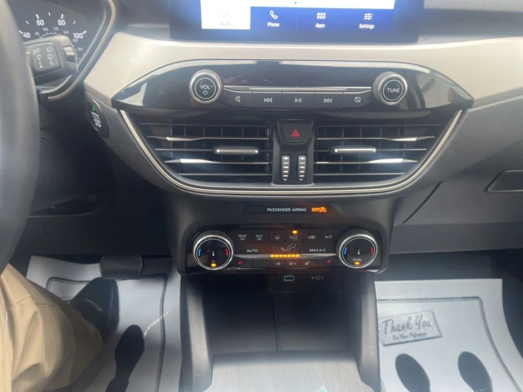 Used 2022 Blue Ford SE image 17