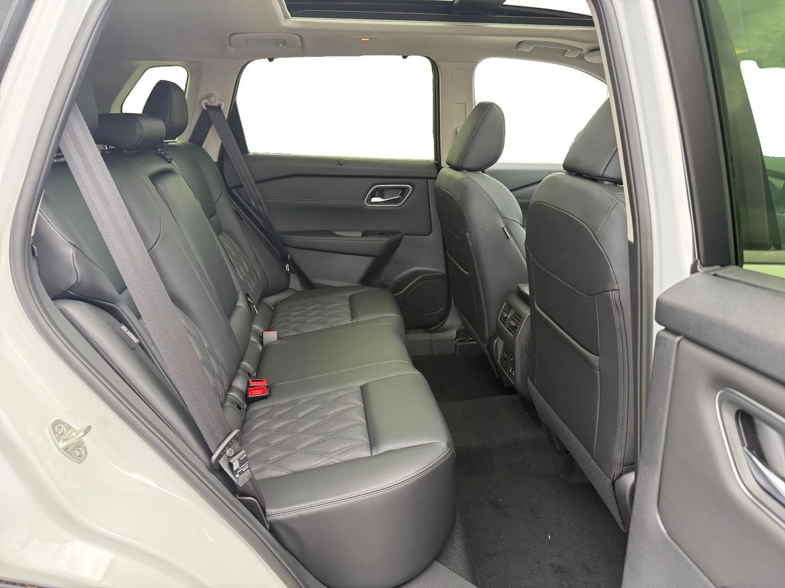 New 2026 Everest White Pearl/Super Black Nissan Platinum image 25