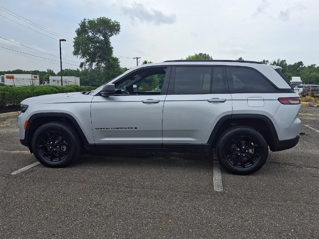 Used 2024 Silver Jeep Altitude X 4x4 image 7