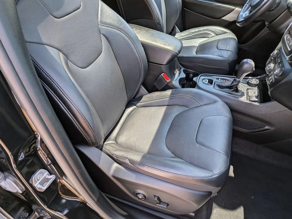 Used 2021 Black Jeep Latitude Lux image 27
