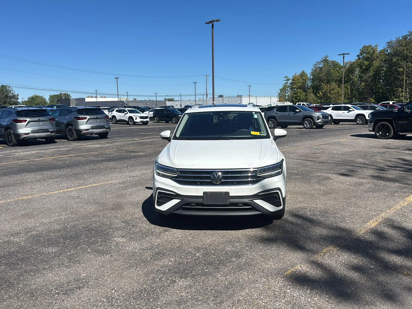 Used 2024 Pure White Volkswagen SE image 4