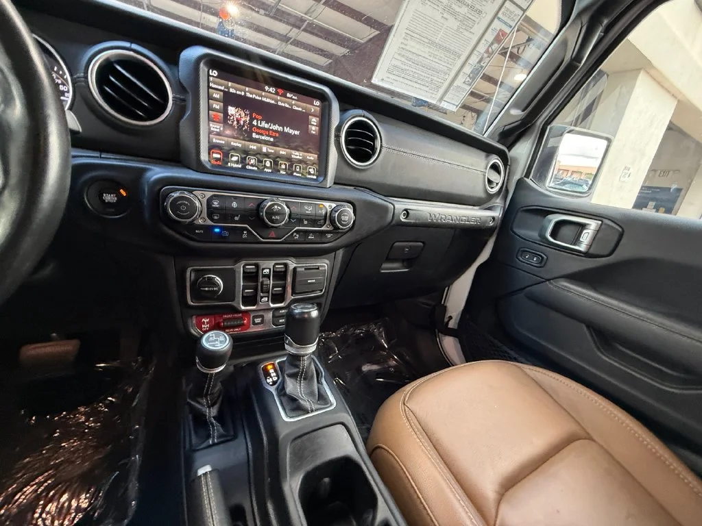 Used 2021 White Jeep Unlimited Rubicon 4xe image 15