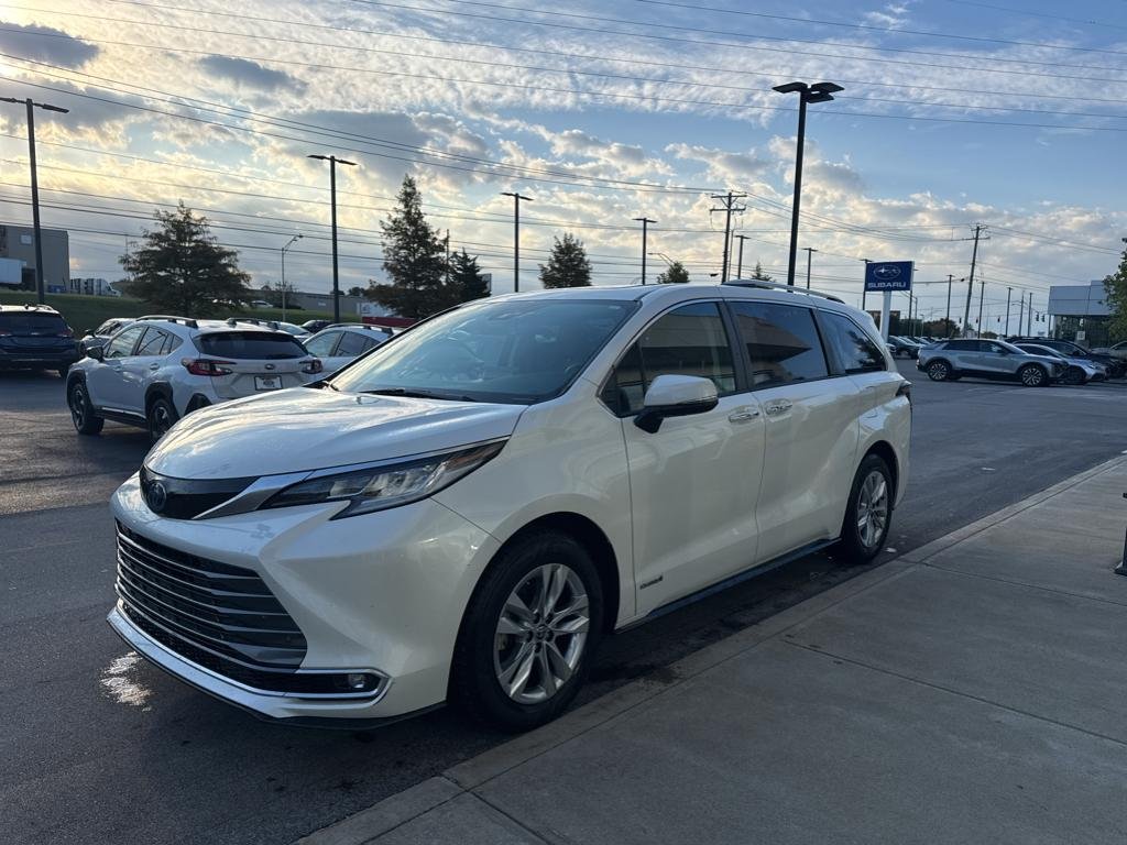 2021 Toyota Sienna Limited photo 2