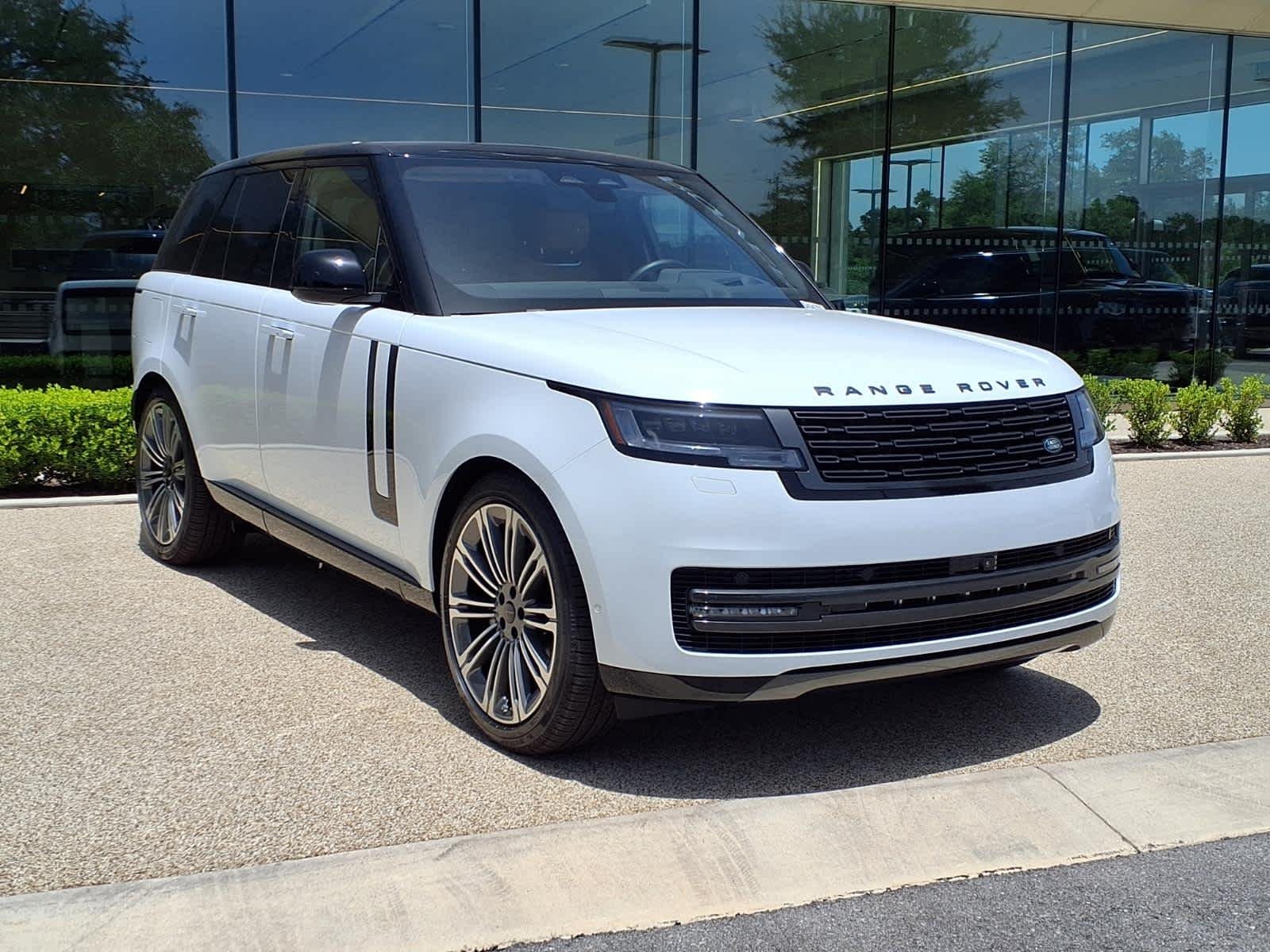 New 2026 Fuji White Land Rover SE image 3