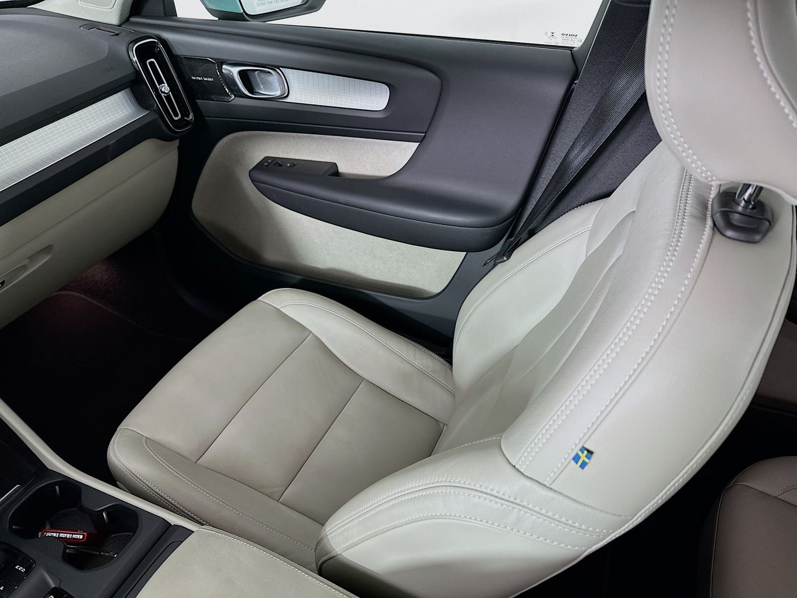 Used 2019 Amazon Blue Volvo Momentum image 22