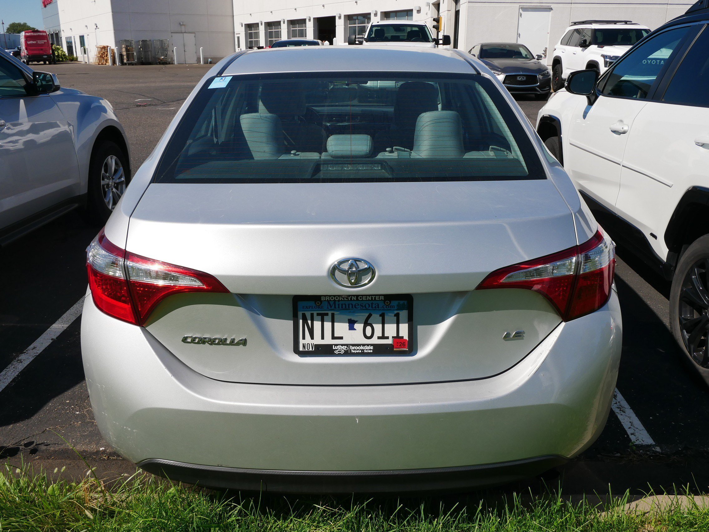 Used 2015 Classic Silver Metallic Toyota LE image 4