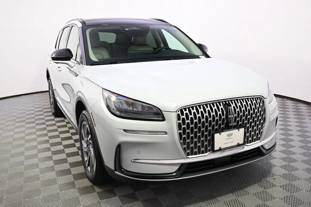 Used 2026 White Lincoln Premiere image 9