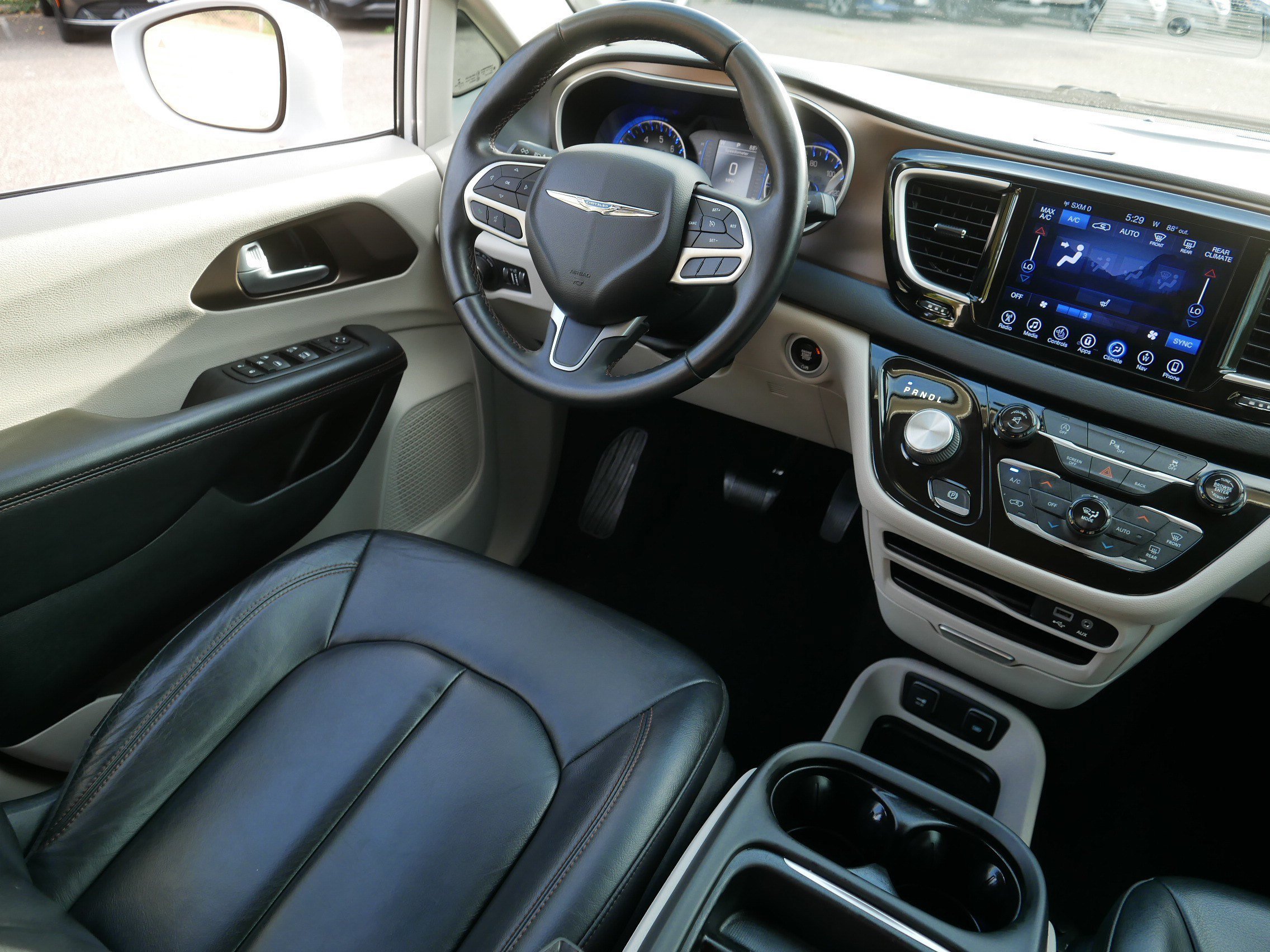 Used 2017 Bright White Clearcoat Chrysler Touring-L image 9