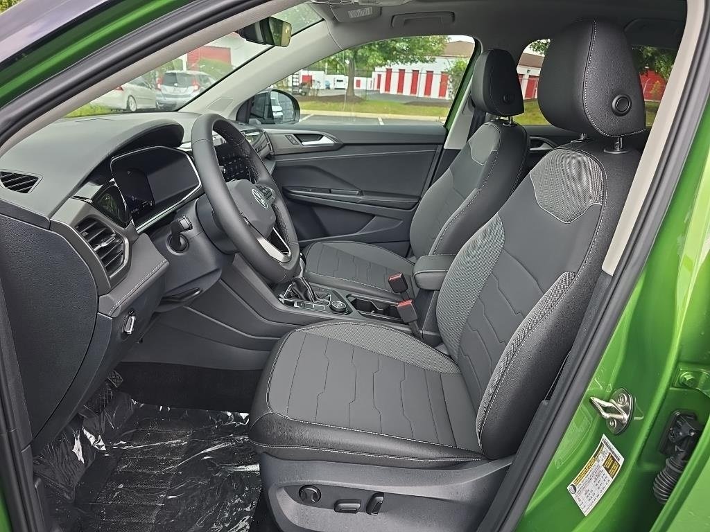 2025 Volkswagen Taos SE photo 4
