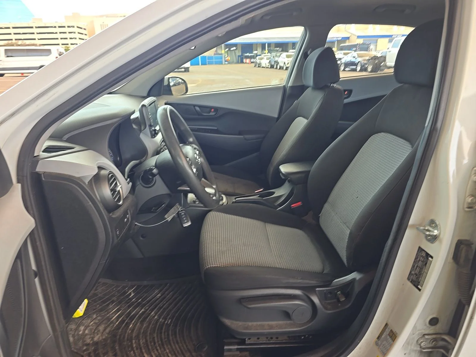 Used 2021 White Hyundai SE image 3