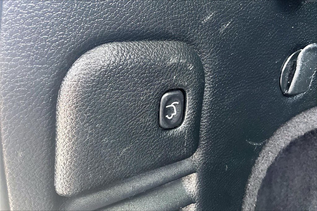 Used 2017 Silver Jeep Limited image 32