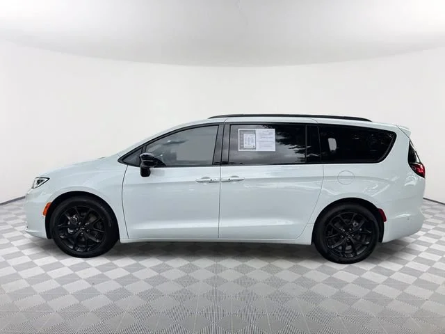 Used 2024 White Chrysler Limited image 8
