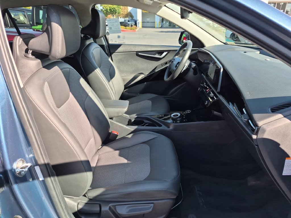 Used 2023 Blue Kia Wind image 28