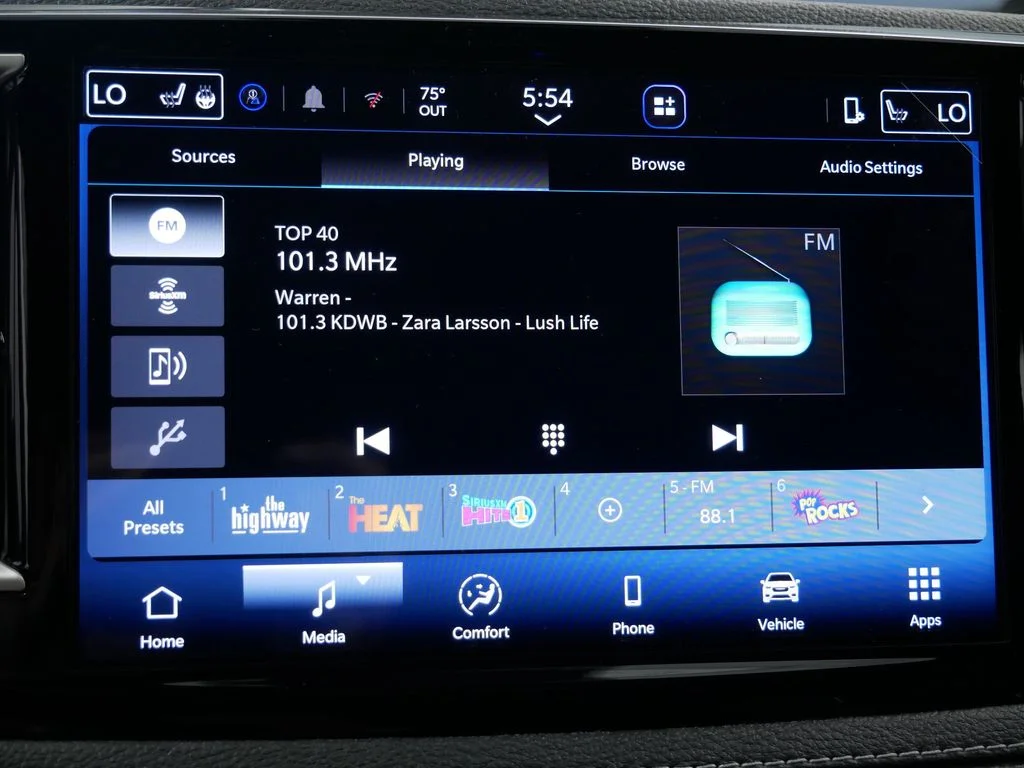 New 2027 Diamond Black Crystal Pearl-Coat Exterior Paint Chrysler Select image 22