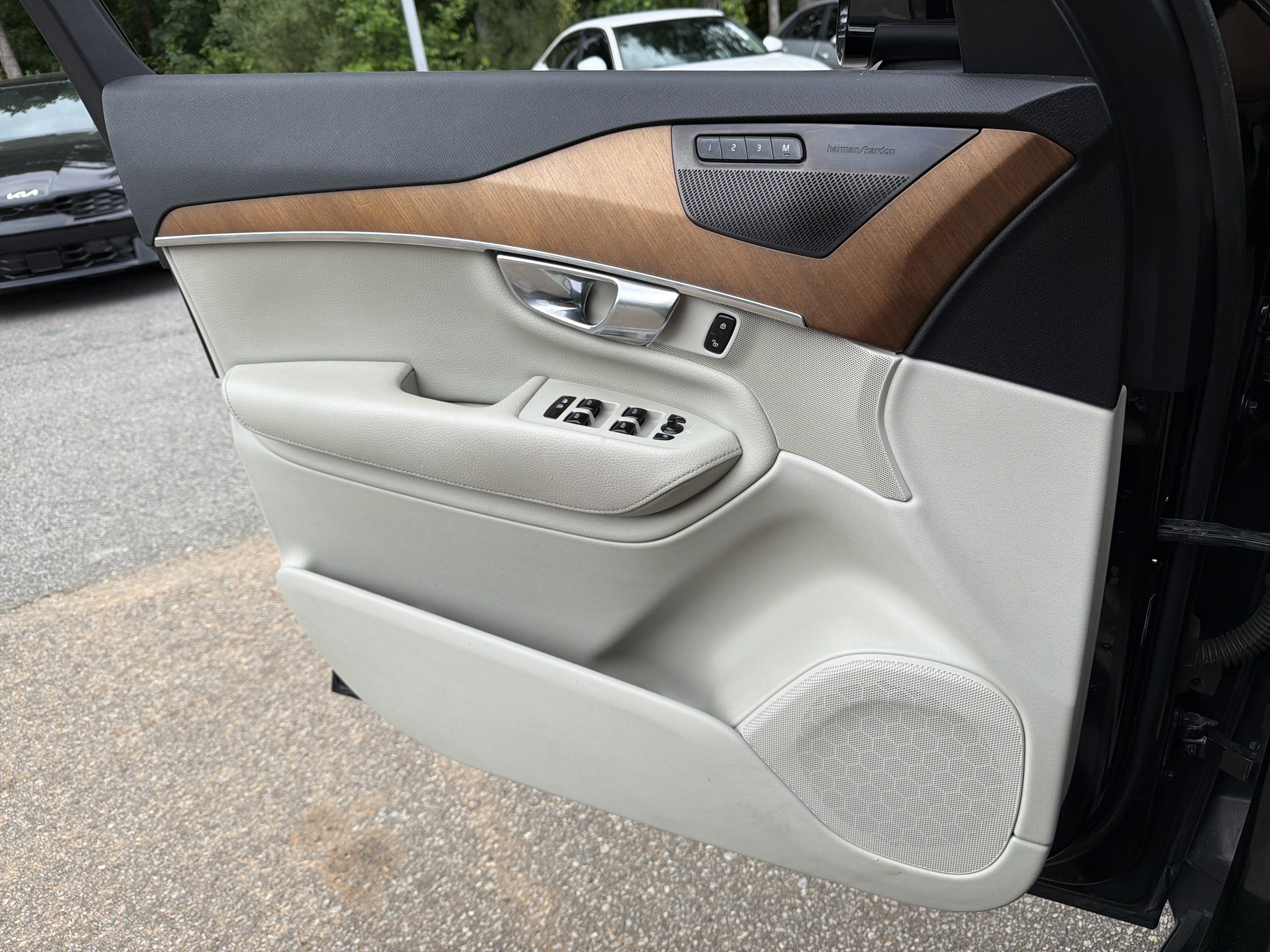 Used 2021 Onyx Black Metallic Volvo Momentum image 12