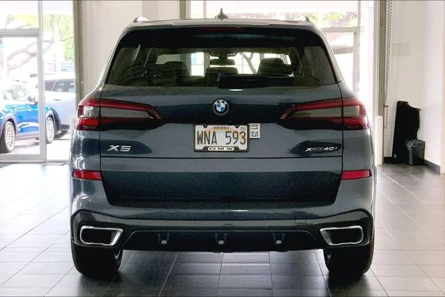 Used 2022 Arctic Grey Metallic BMW xDrive40i image 4