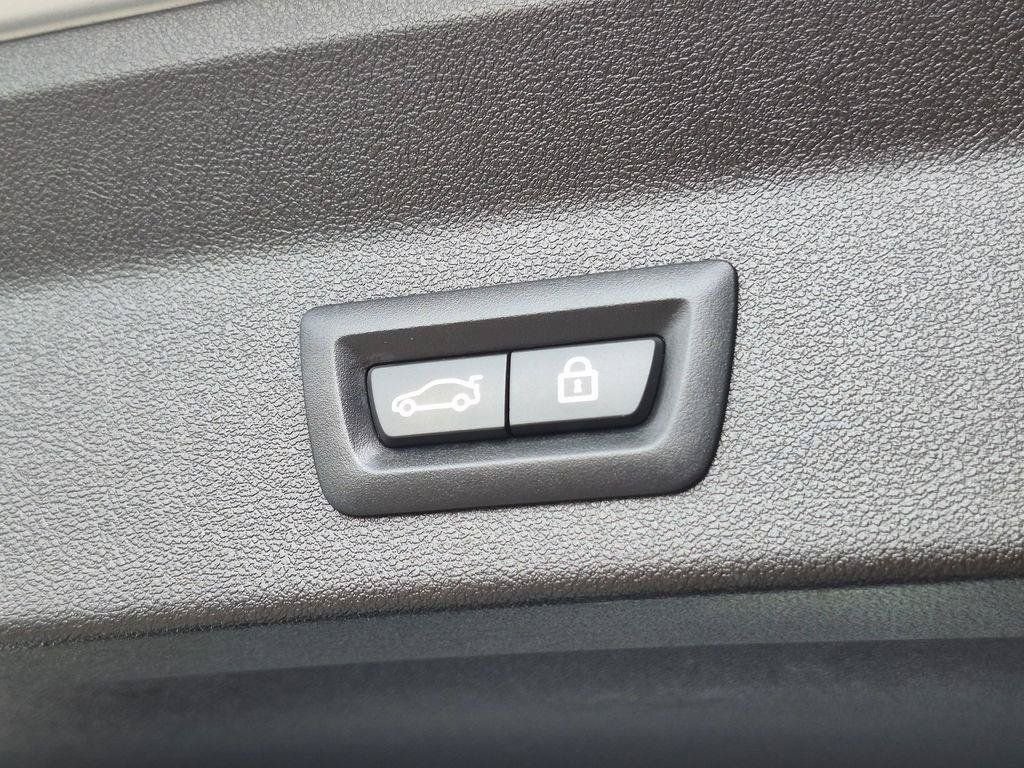 Used 2020 Silver BMW xDrive30i image 9