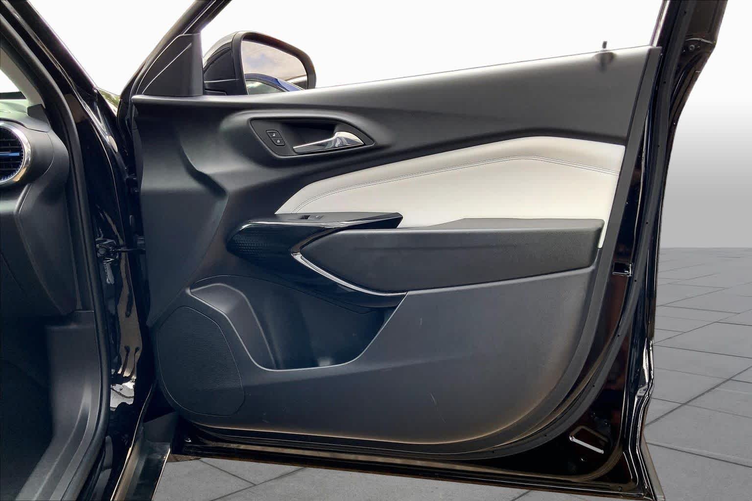Used 2025 Mosaic Black Metallic Chevrolet LT image 23
