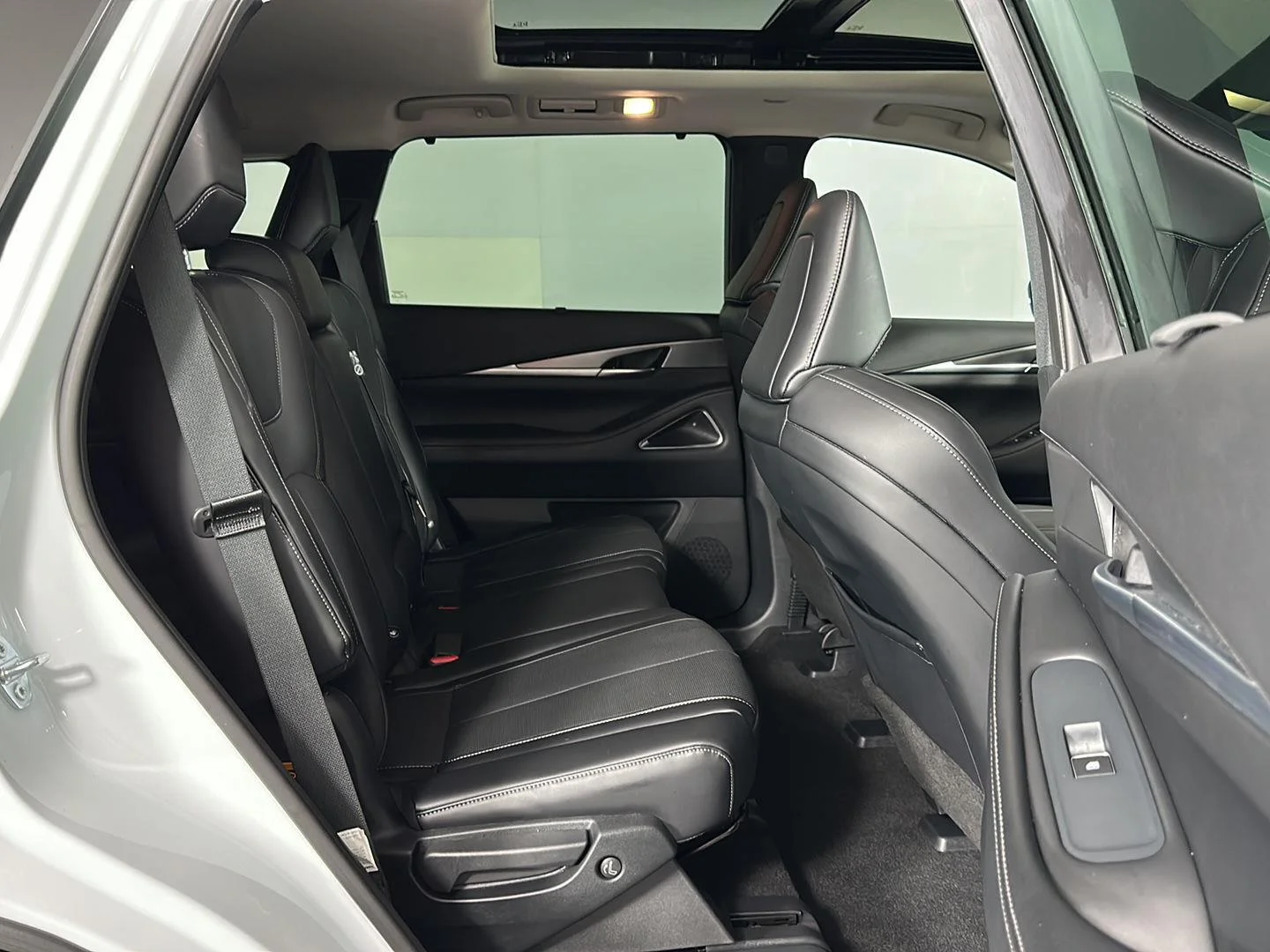 Used 2026 Radiant White INFINITI LUXE image 37