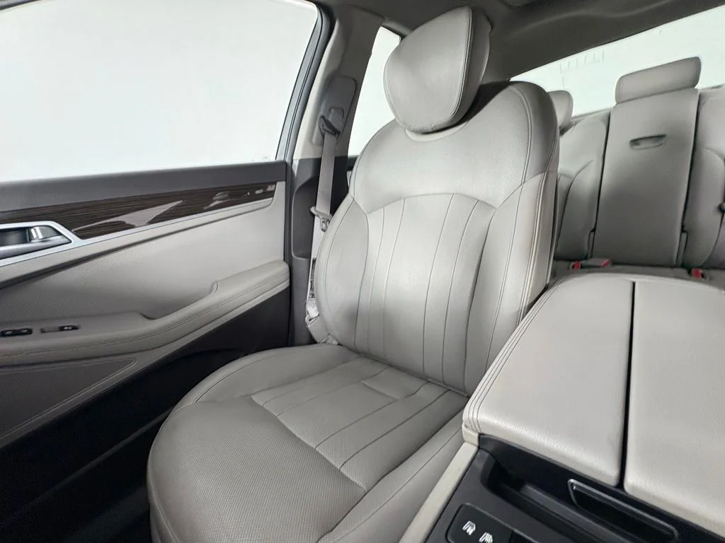 Used 2017 White Genesis 3.8 image 18