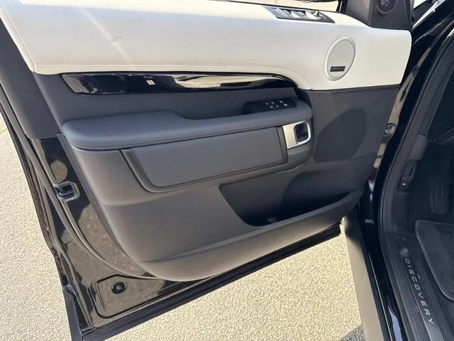 Used 2025 White Land Rover S image 21