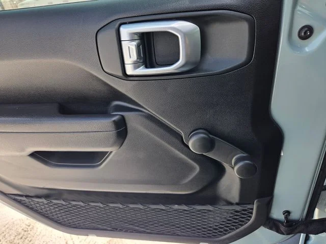 Used 2023  Jeep Sport image 25