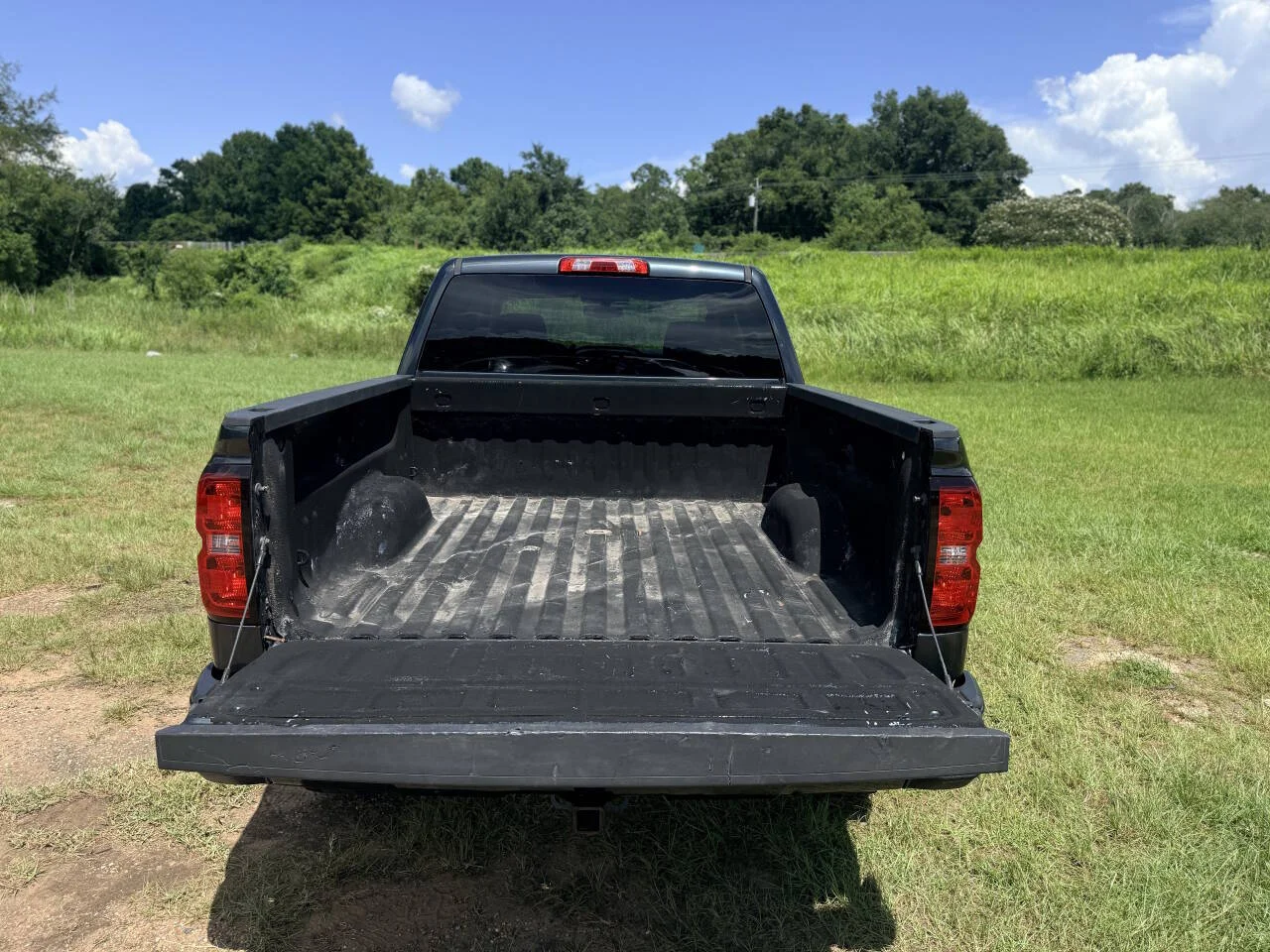 Used 2018 Gray Chevrolet LT Z71 4x4 4dr Crew Cab 5.8 ft. SB image 10