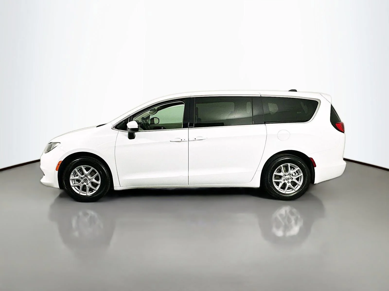 Used 2023 White Chrysler LX image 5