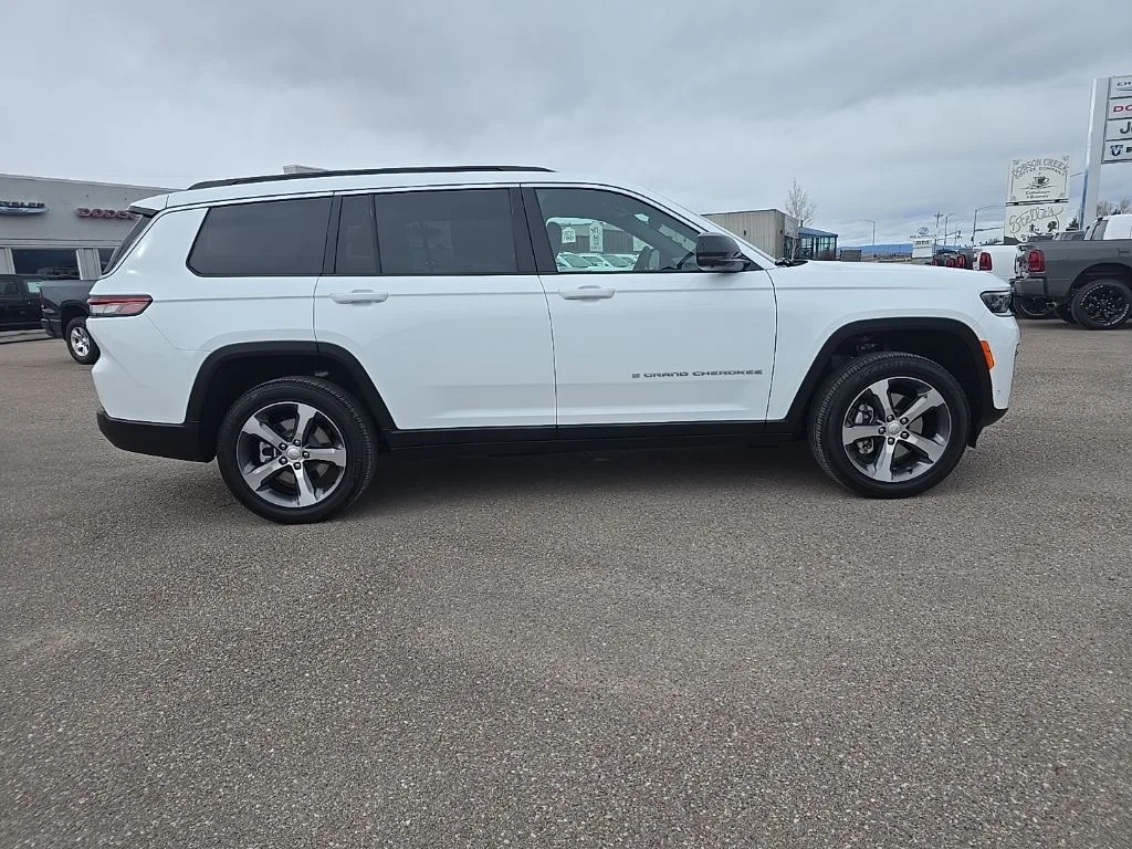 New 2026 Bright White Clear-Coat Exterior Paint Jeep Limited image 8