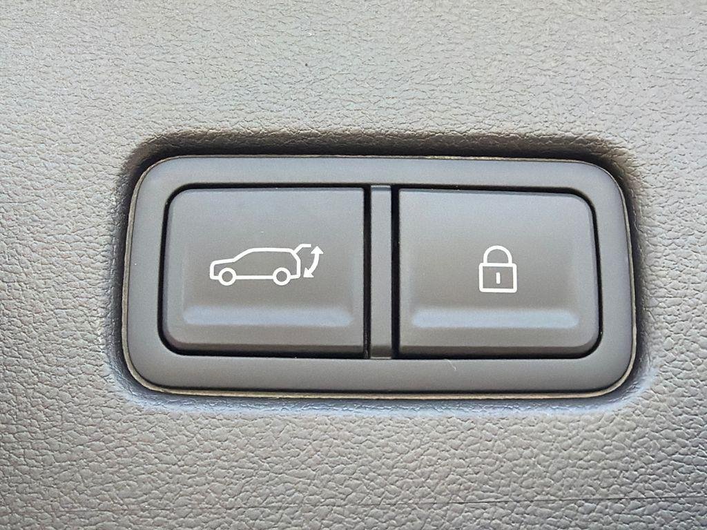New 2026 White Hyundai SEL FWD image 19