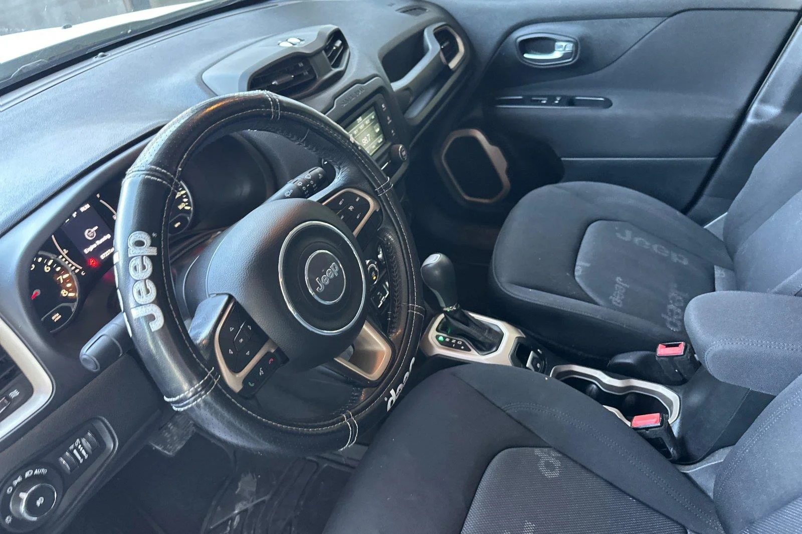 Used 2016 Alpine White Jeep Latitude image 10