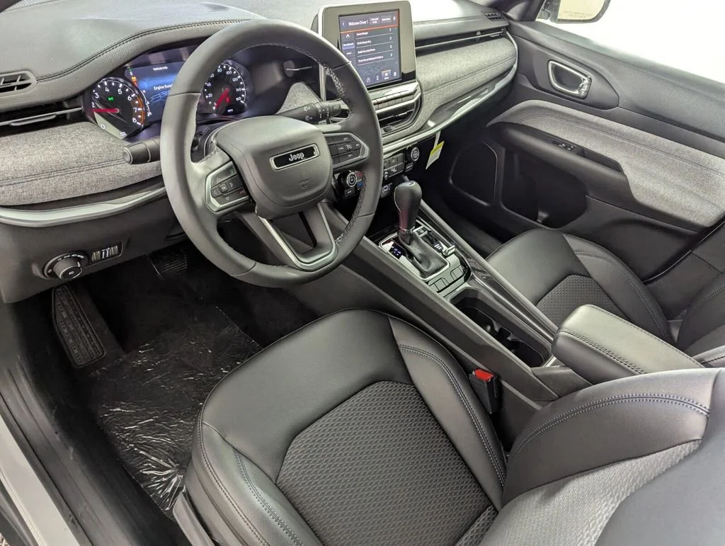 New 2026 Bright White Clear-Coat Exterior Paint Jeep Latitude image 10