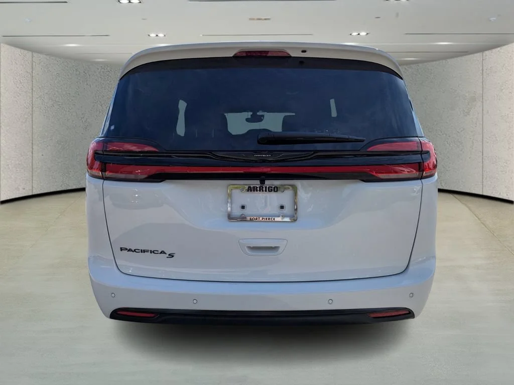 New 2026 Bright White Clear-Coat Exterior Paint Chrysler Select image 6